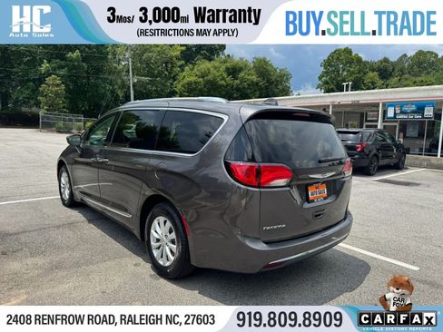 Used 2019 Chrysler Pacifica Touring-L FWD image 3