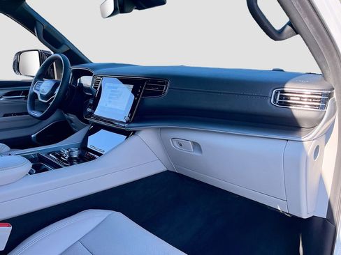 Certified 2025 Jeep Wagoneer L 4WD w/ HD Trailer Tow Package image 31