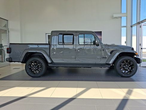 Used 2023 Jeep Gladiator Overland AWD/4WD image 7