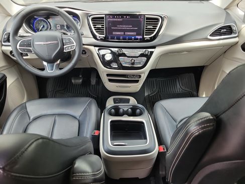 Used 2024 Chrysler Pacifica Touring-L FWD image 12