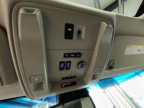 Used 2018 GMC Yukon XL SLT w/ Premium Edition AWD/4WD image 21
