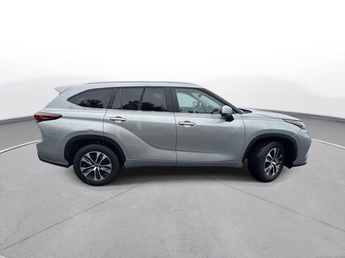 Used 2023 Toyota Highlander XLE FWD image 5