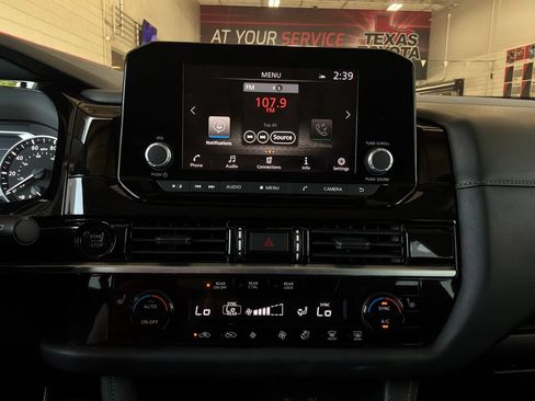 Used 2025 Nissan Pathfinder SV FWD image 27