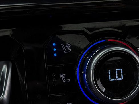 Used 2024 GMC Sierra 1500 AT4 w/ Technology Package image 8