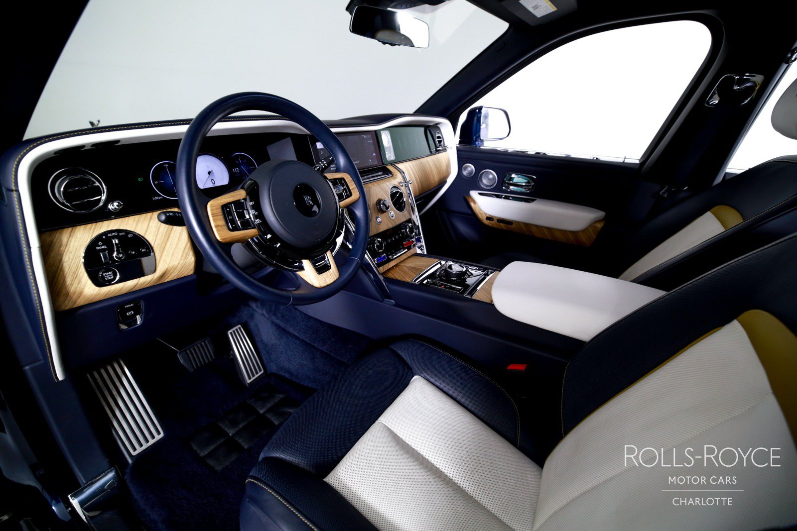 Certified 2025 Rolls-Royce Cullinan AWD/4WD image 4
