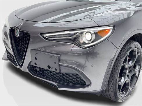 Used 2022 Alfa Romeo Stelvio Veloce image 5