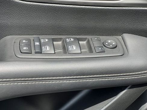 Used 2025 Chrysler Pacifica Select FWD image 16