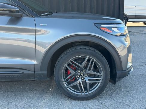 Used 2025 Ford Explorer ST-Line w/ ST-Line Street Pack AWD/4WD image 4
