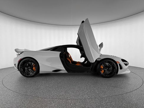 Used 2026 McLaren 750S Spider RWD image 7