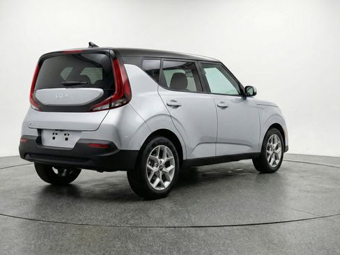 Used 2025 Kia Soul LX w/ LX Technology Package FWD image 9