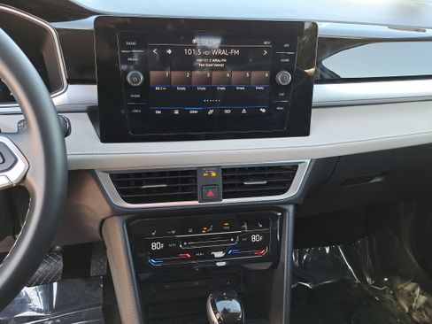 Certified 2025 Volkswagen Taos SE image 19