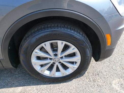 Used 2018 Volkswagen Tiguan SE AWD/4WD image 30