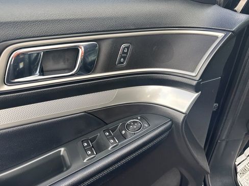 Used 2017 Ford Explorer XLT w/ Equipment Group 202A AWD/4WD image 32