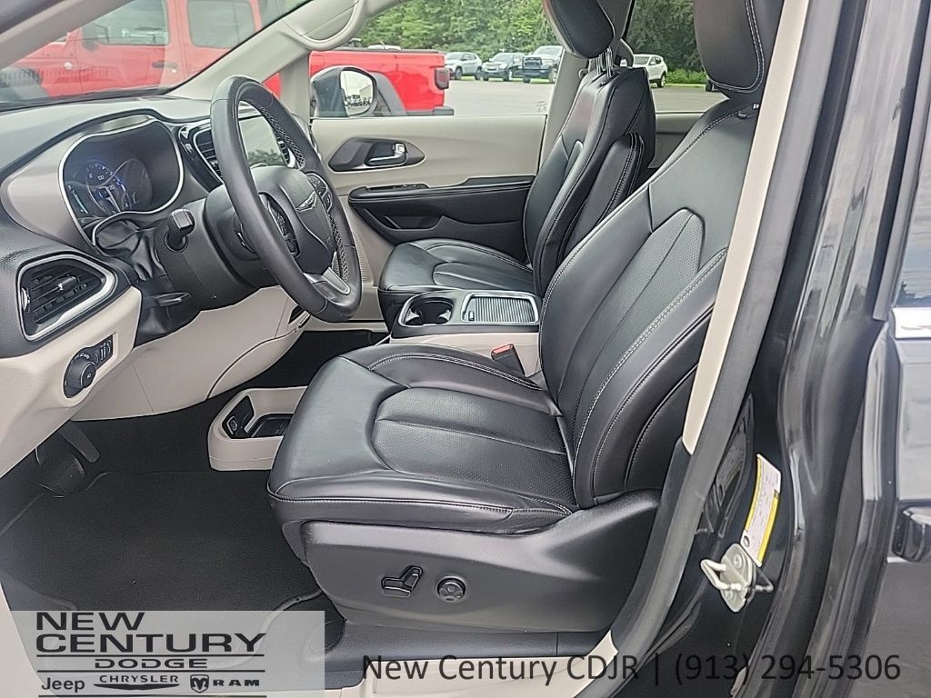 Used 2023 Chrysler Pacifica Touring-L FWD image 10