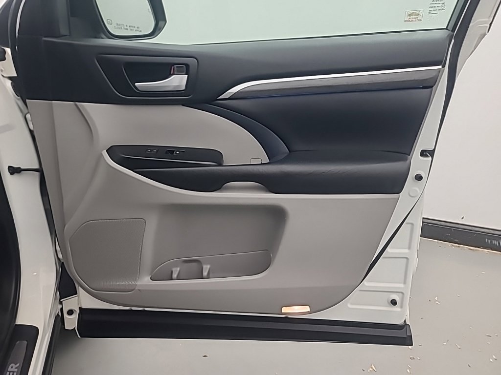 Used 2018 Toyota Highlander Limited Platinum AWD/4WD image 13