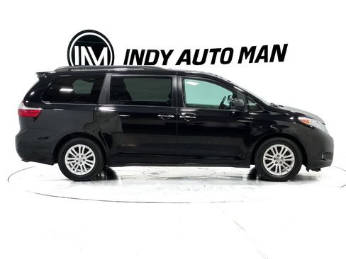 Used 2017 Toyota Sienna XLE w/ XLE Navigation Package FWD image 3