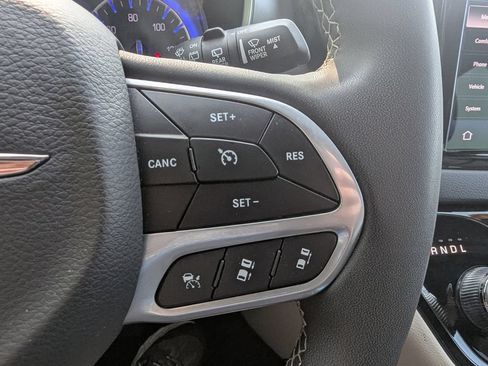 Used 2023 Chrysler Pacifica Touring-L FWD image 28