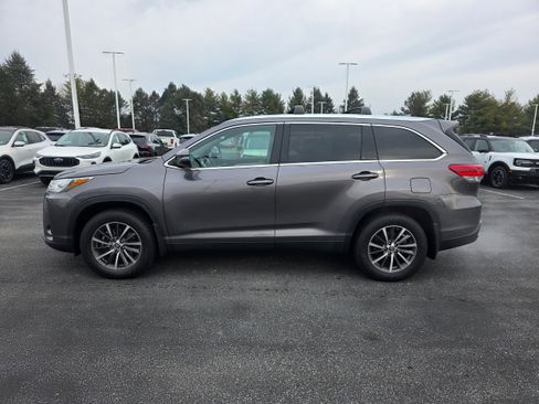 Used 2019 Toyota Highlander SE image 2