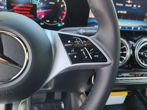 Used 2025 Mercedes-Benz GLB 250 4MATIC image 27