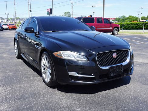 Used 2016 Jaguar XJ R-Sport RWD image 3