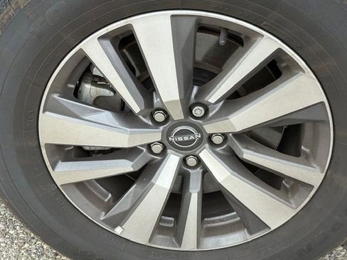 Used 2023 Nissan Pathfinder SL w/ Black Appearance Package image 9