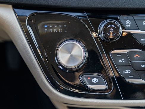 Used 2024 Chrysler Pacifica Touring-L image 27