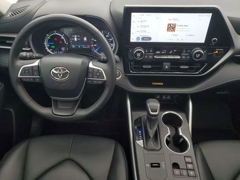 Used 2024 Toyota Highlander XLE image 18