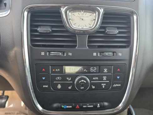 Used 2011 Chrysler Town & Country Limited image 14