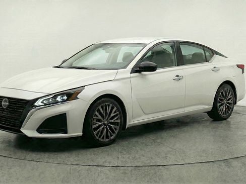 Used 2025 Nissan Altima 2.5 SV FWD image 3
