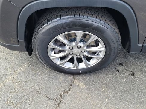 Used 2019 Jeep Cherokee Latitude Plus w/ Cold Weather Group AWD/4WD image 6