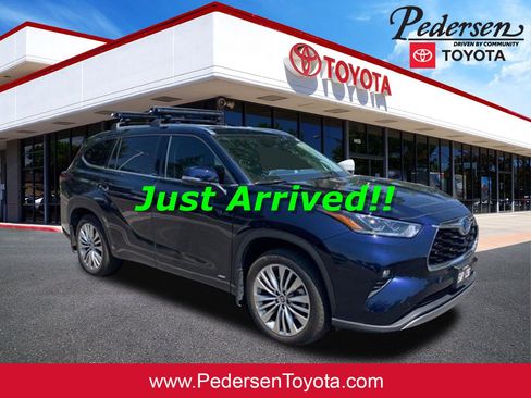 Used 2024 Toyota Highlander Platinum AWD/4WD image 1