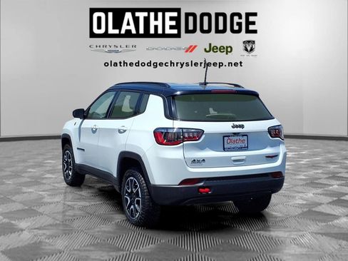 Used 2025 Jeep Compass Trailhawk AWD/4WD image 3
