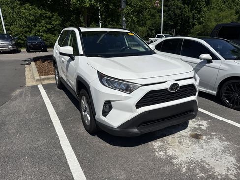 Used 2019 Toyota RAV4 XLE FWD image 3