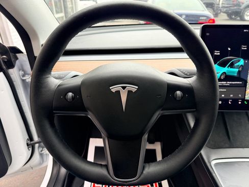 Used 2022 Tesla Model Y Long Range image 19