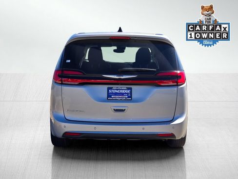 Used 2024 Chrysler Pacifica Touring-L FWD image 5