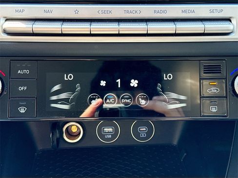 Used 2025 Genesis G70 2.5T image 17