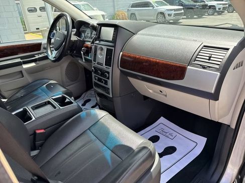 Used 2009 Chrysler Town & Country Touring FWD image 29