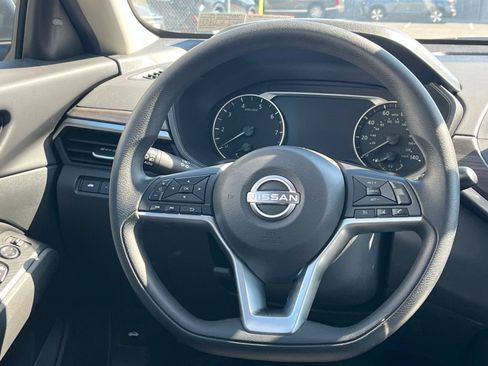 Used 2025 Nissan Altima 2.5 SV FWD image 29
