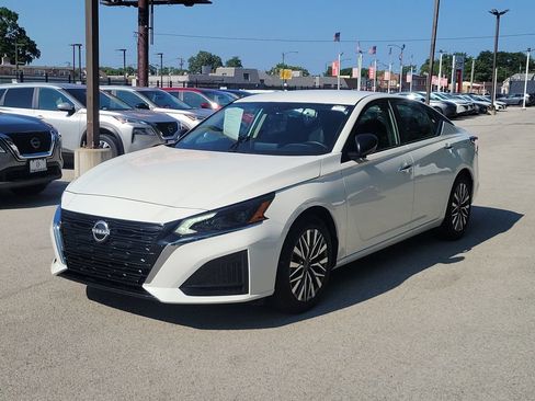Used 2025 Nissan Altima 2.5 SV FWD image 2
