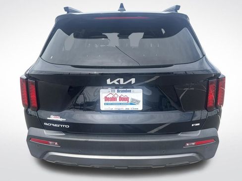 Used 2023 Kia Sorento S image 4