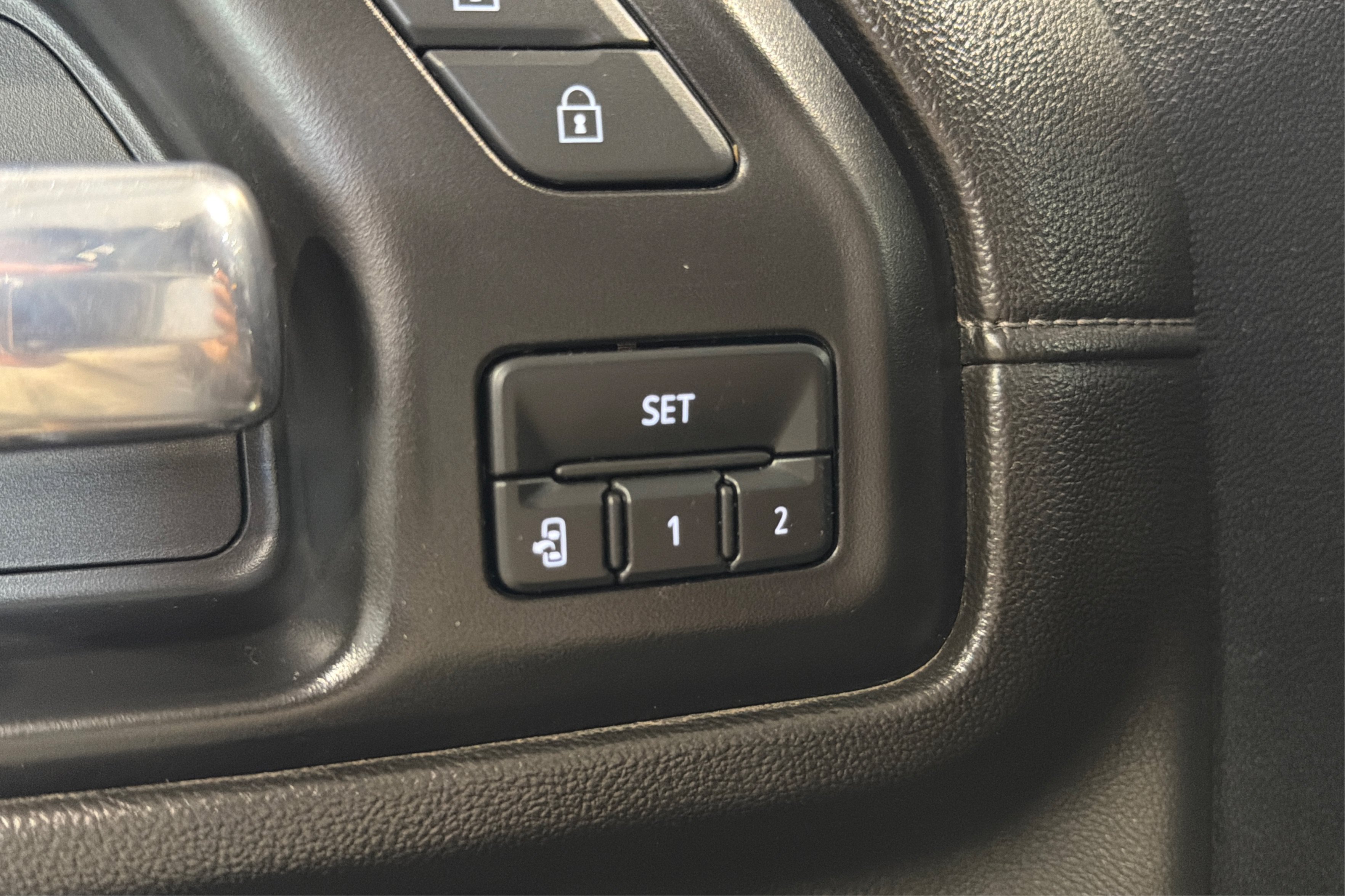 Used 2023 GMC Sierra 3500 Denali w/ Denali Black Diamond Edition AWD/4WD image 17