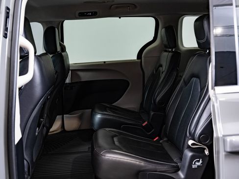 Used 2022 Chrysler Pacifica Touring-L FWD image 40