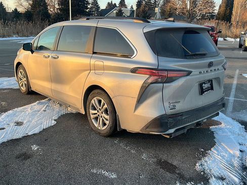 Used 2023 Toyota Sienna XSE image 19