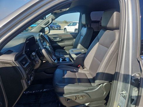 Used 2023 Chevrolet Suburban LT w/ Luxury Package RWD image 18