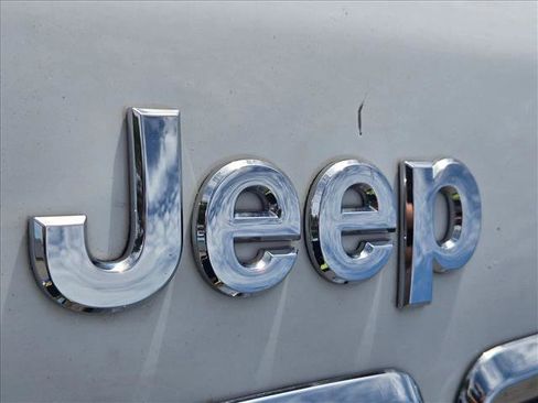 Used 2020 Jeep Cherokee Latitude Plus w/ Cold Weather Group FWD image 6