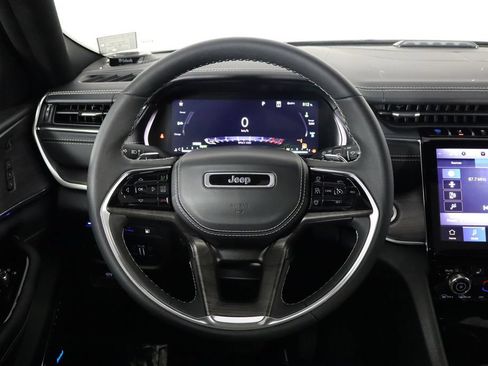 Used 2023 Jeep Grand Cherokee Overland w/ Luxury Tech Group IV AWD/4WD image 7