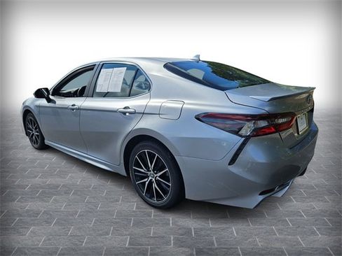 Used 2024 Toyota Camry SE image 3