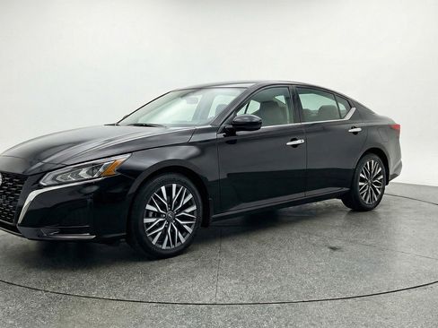 Used 2025 Nissan Altima 2.5 SV image 3