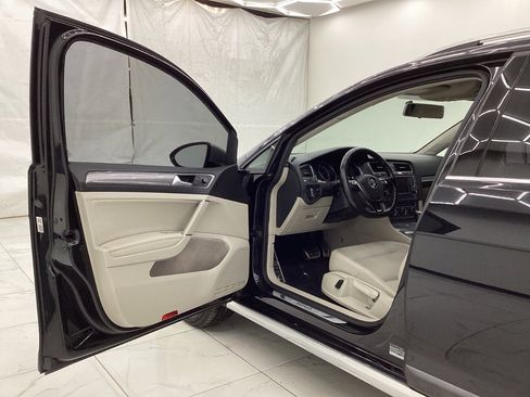 Used 2017 Volkswagen Golf Alltrack S image 16