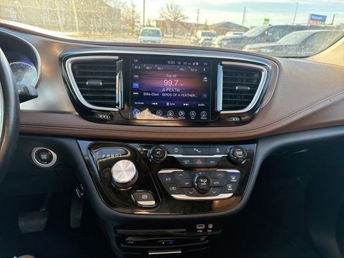 Used 2017 Chrysler Pacifica Limited w/ UConnect Theater Package image 18
